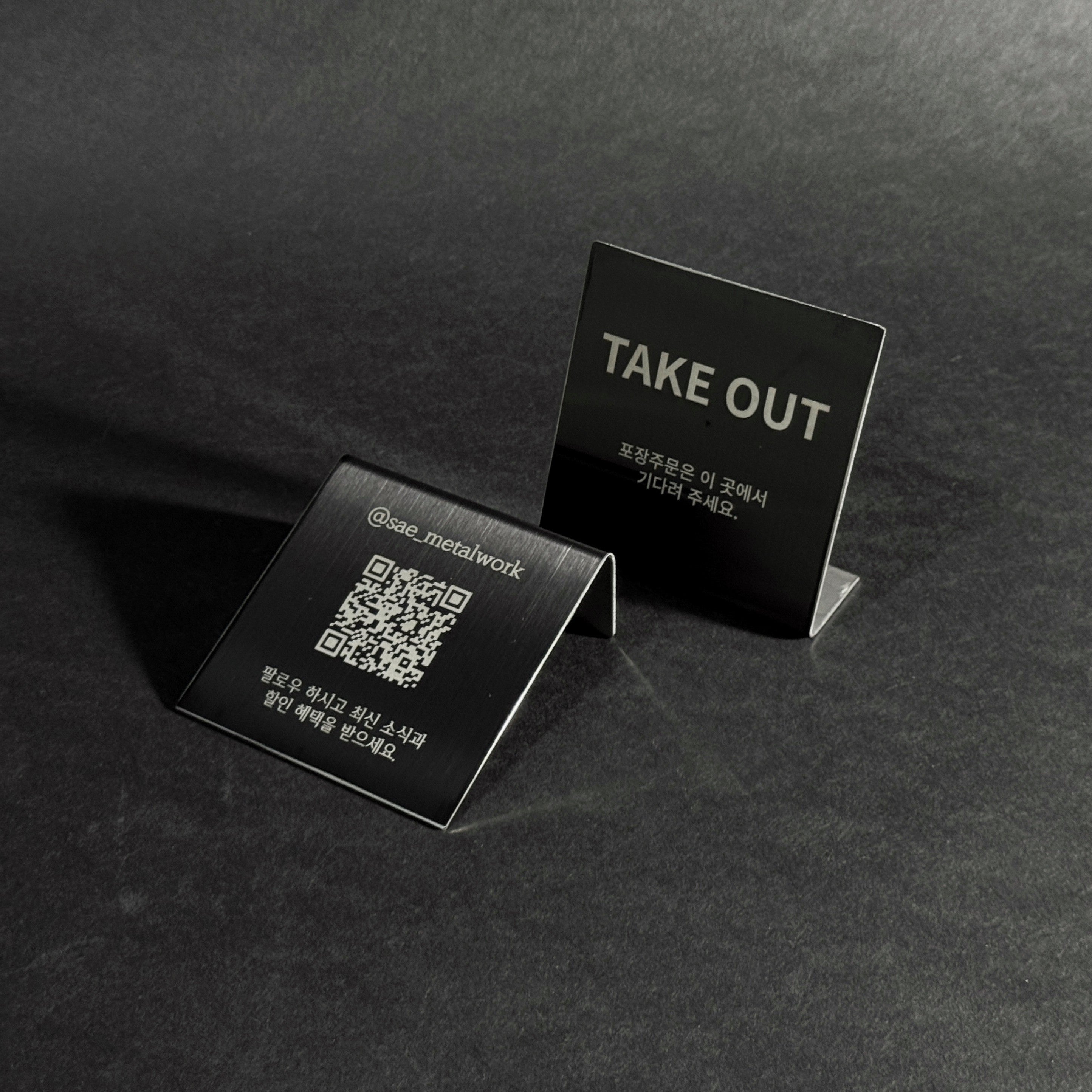 스탠드형 L타입 메탈 각인 POP 블랙 세로 M 와이드 사이즈 제품 이미지
